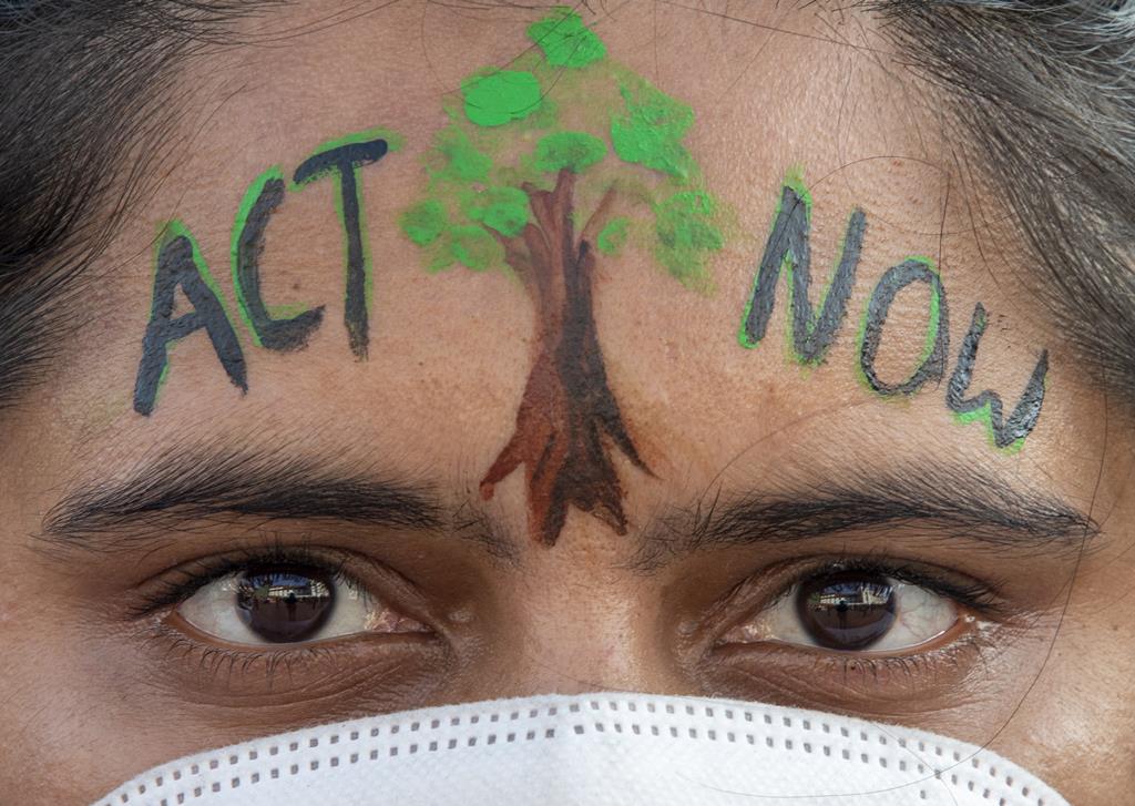 Manifestante de Katmandu apela ao mundo para agir agora em prol do planeta. Foto: Narendra Shrestha/EPA