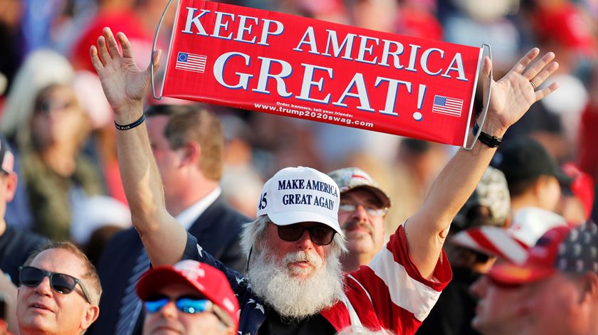 Muitas pessoas decidiram não usar máscara no comício na Pennsylvania. Foto: David Maxwell/EPA