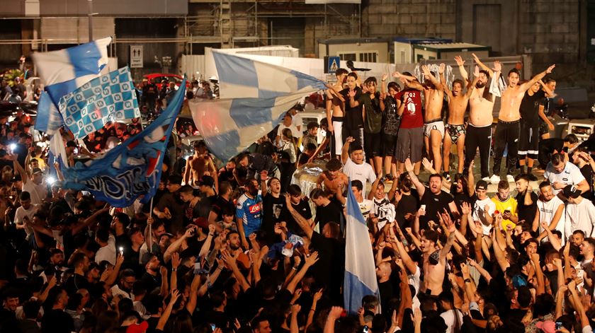 Adeptos do Nápoles ignoraram pandemia nos festejos da conquista da Taça de Itália Foto: Ciro de Luca/Reuters