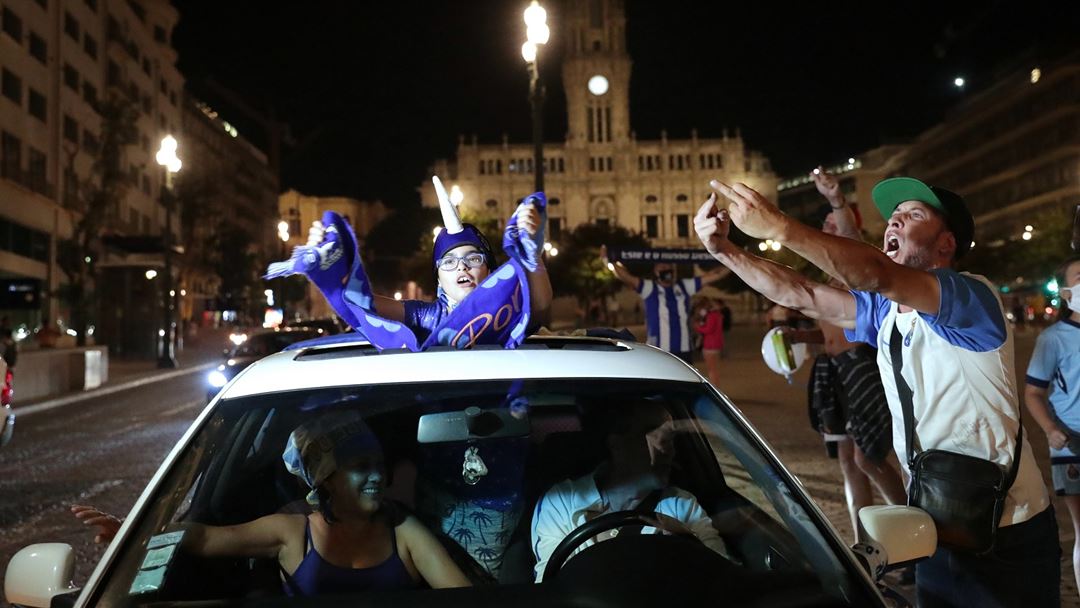 Adeptos do FC Porto festejam o titulo na Avenida dos Aliados. Foto: Estela Silva/Lusa