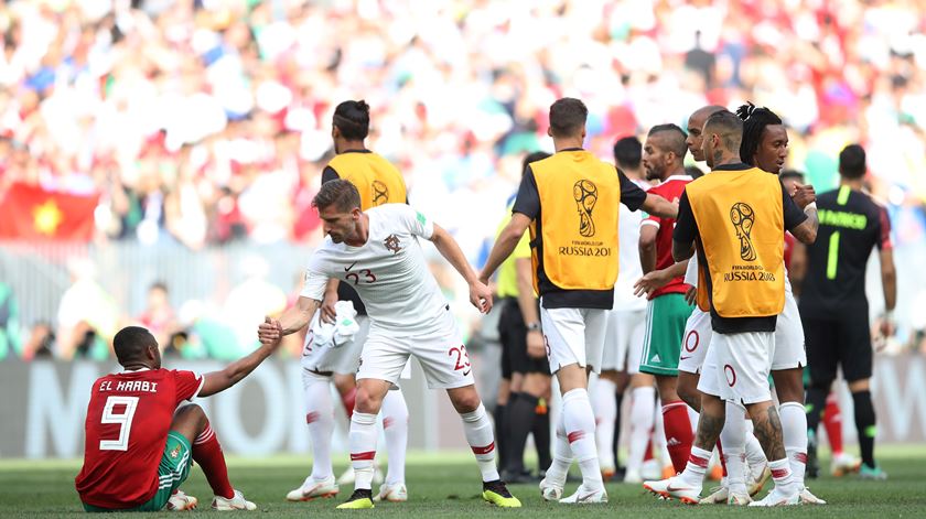 "Fair-play" de Adrien no final do jogo com Marrocos. Foto: Carl Recine/Reuters