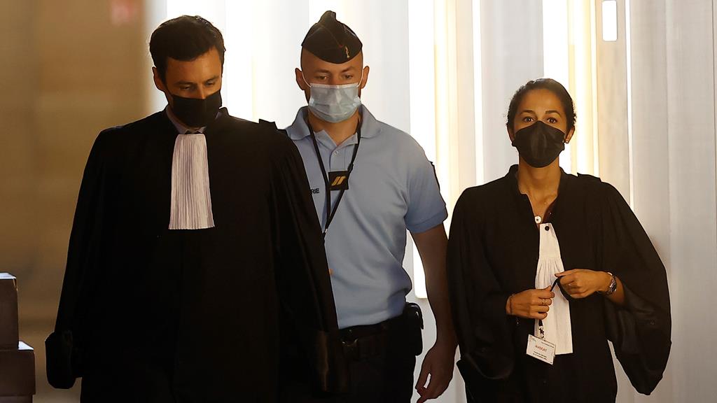 Olivia Ronen e Martin Vettes, advogados de Salah Abdeslam, à chegada ao tribunal. Foto: Ian Langsdon/EPA