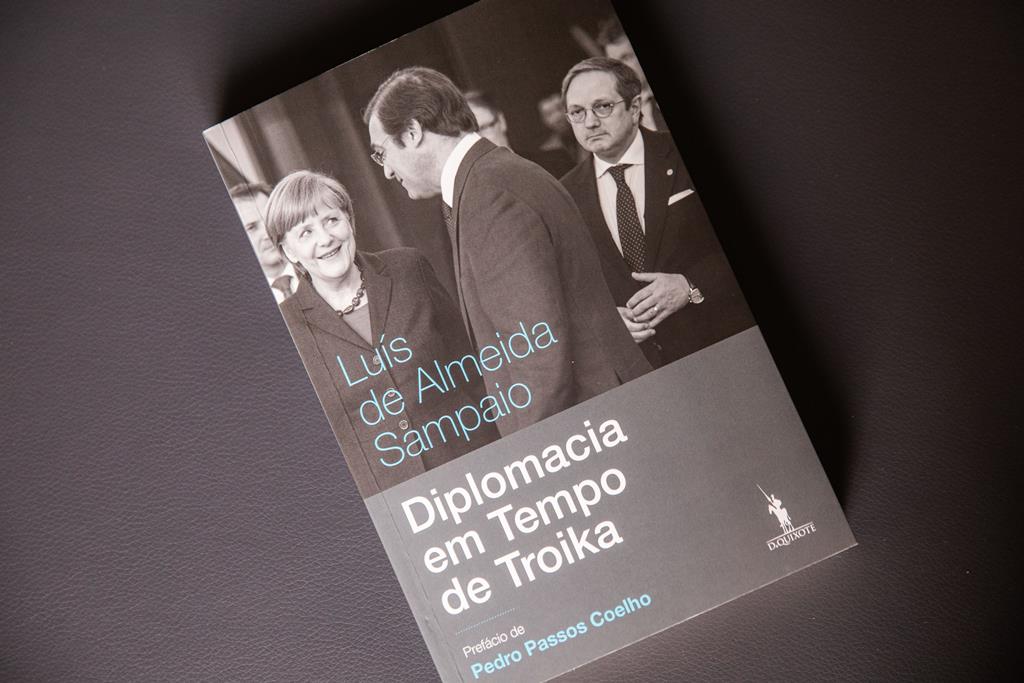 Em "Diplomacia em Tempo de Troika", Luís de Almeida Sampaio relata a sua experiência enquanto embaixador de Portugal na Alemanha, entre 2012 e 2015