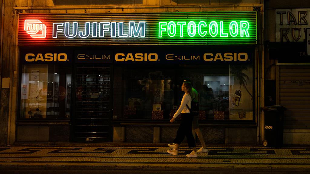 Alguns comerciantes admitem que mantêm as luzes interiores das lojas ligadas depois do fecho, por questões de segurança e visibilidade. Foto: Maria Costa Lopes/RR