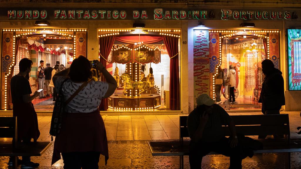 Na praça do Rossio, no Mundo Fantástico da Sardinha Portuguesa, a montra iluminada é em si uma atração. Foto: Maria Costa Lopes/RR