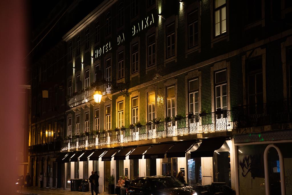 Hotéis mantêm as luzes de presença nas fachadas. Foto: Maria Costa Lopes/RR