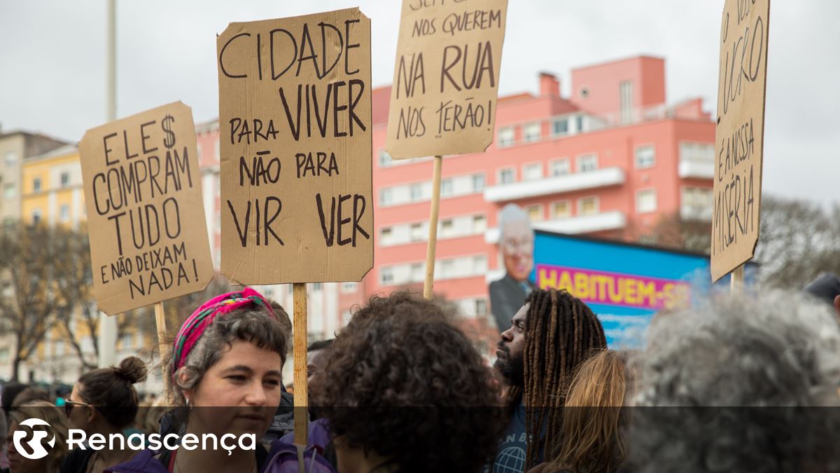 Várias centenas de pessoas concentradas em Lisboa para protesto pelo direito à habitação