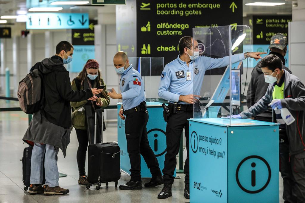 Passageiros no aeroporto de Lisboa durante controlo de fronteiras. Foto: Miguel A. Lopes/Lusa