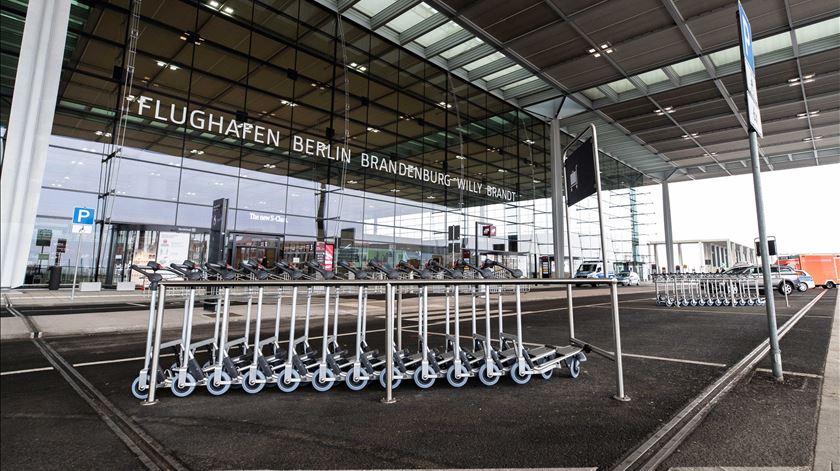 Tudo pronto no aeroporto de Berlim-Brandemburgo, só faltam os passageiros. Foto: Hayoung Jeon/EPA