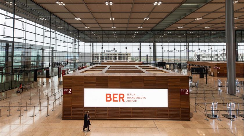 Imagem do Terminal 1 do BER, que demorou 14 anos e 6 mil milhões de euros estar concluído. Foto: Hayoung Jeon/EPA