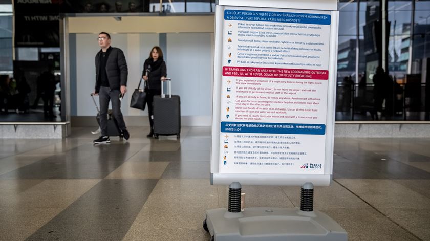 No aeroporto de Praga, há avisos sobre o vírus. Foto: Martin Divisek/EPA