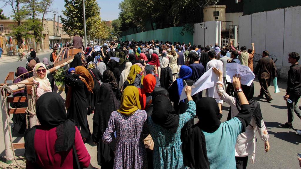 Direitos das mulheres afegãs em risco perante invasão dos talibãs. Foto: Stringer
