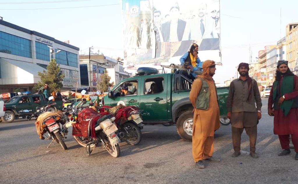 Talibãs patrulham cidade de Mazar-e-Sharif, no Afeganistão. Foto: Stringer/EPA