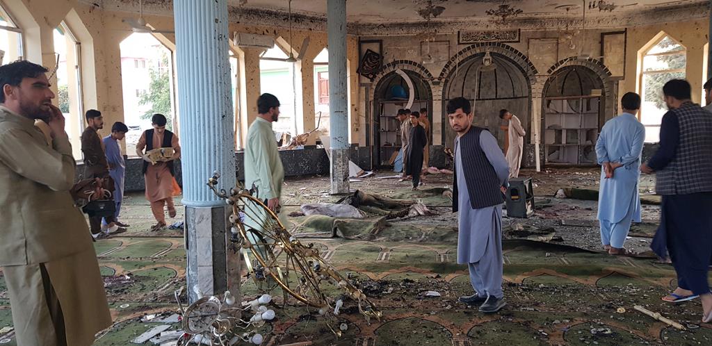 Mesquita afegã depois de atentado suicida Foto: Stringer/EPA