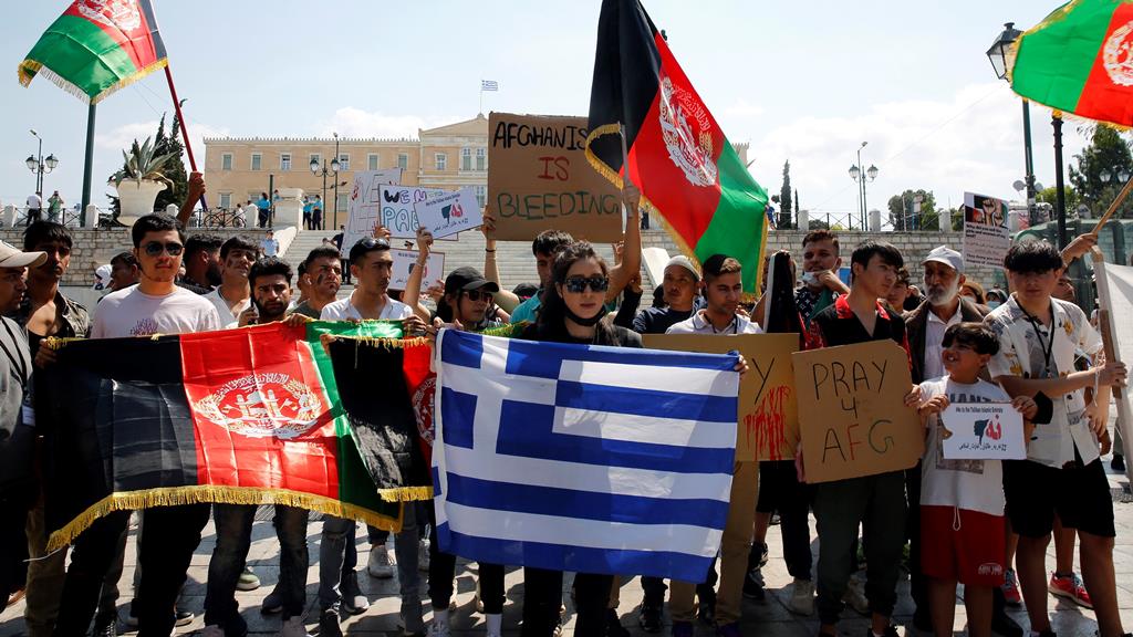 Na Grécia, os afegãos que já lá vivem manifestam apoio a quem quer sair do Afeganistão. Foto: Alexandros Vlachos/EPA