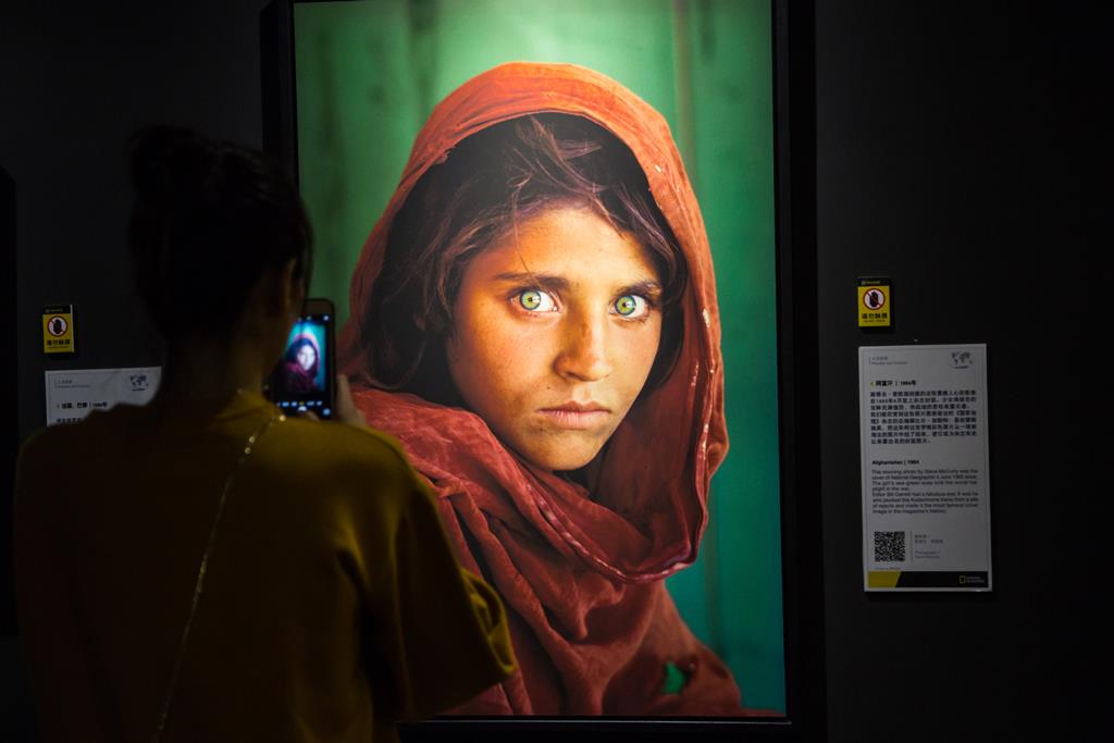 Sharbat Gula, foi capa da National Geographic em 1984, com 12 anos. A fotografia vai estar em exposição. Foto: Steve McCurry