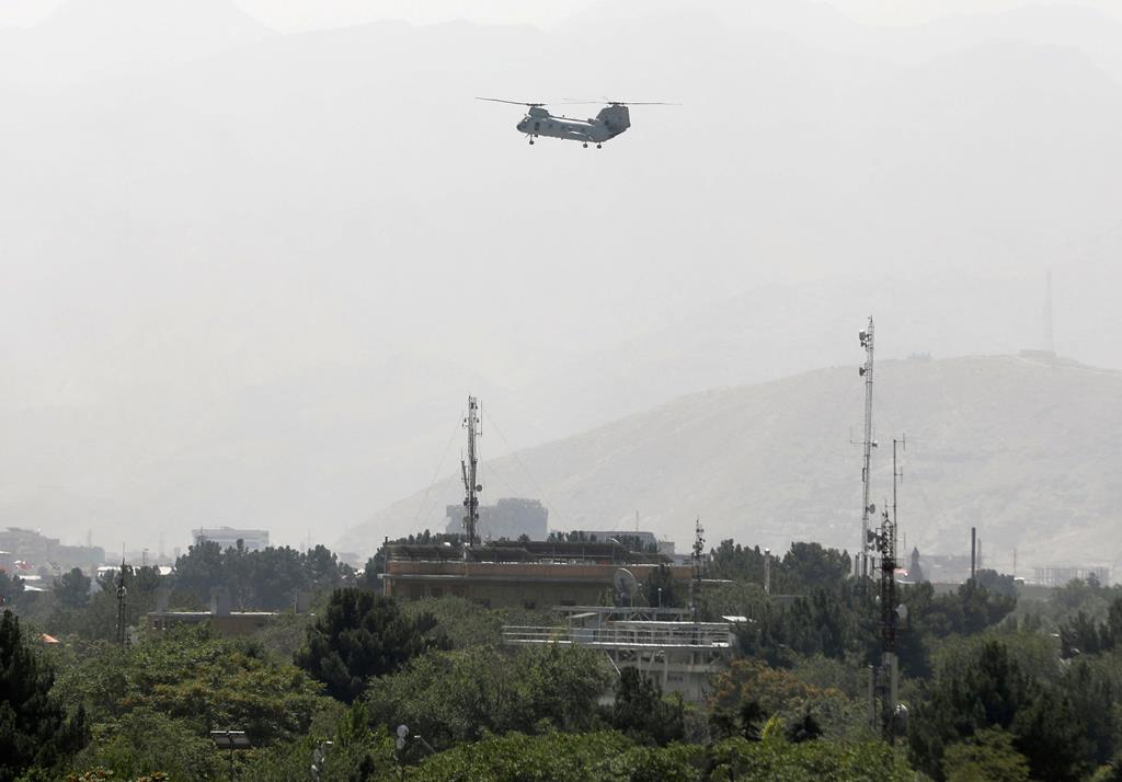 Helicópteros sobrevoam a embaixada norte-americana na capital afegã de Cabul, no dia em que é tomada pelos Talibã. Foto: Reuters