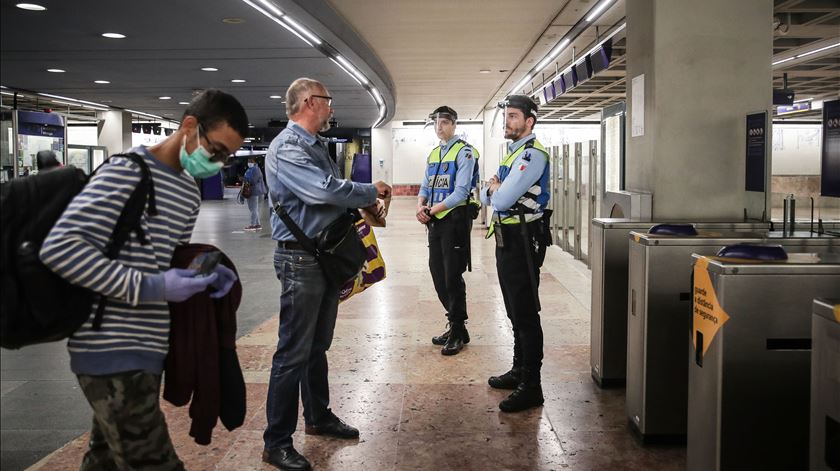 Agentes da PSP pedem a um utente do metro para colocar uma máscara de proteção covid-19, na estação Marquês de Pombal, em Lisboa Foto: Mário Cruz/Lusa