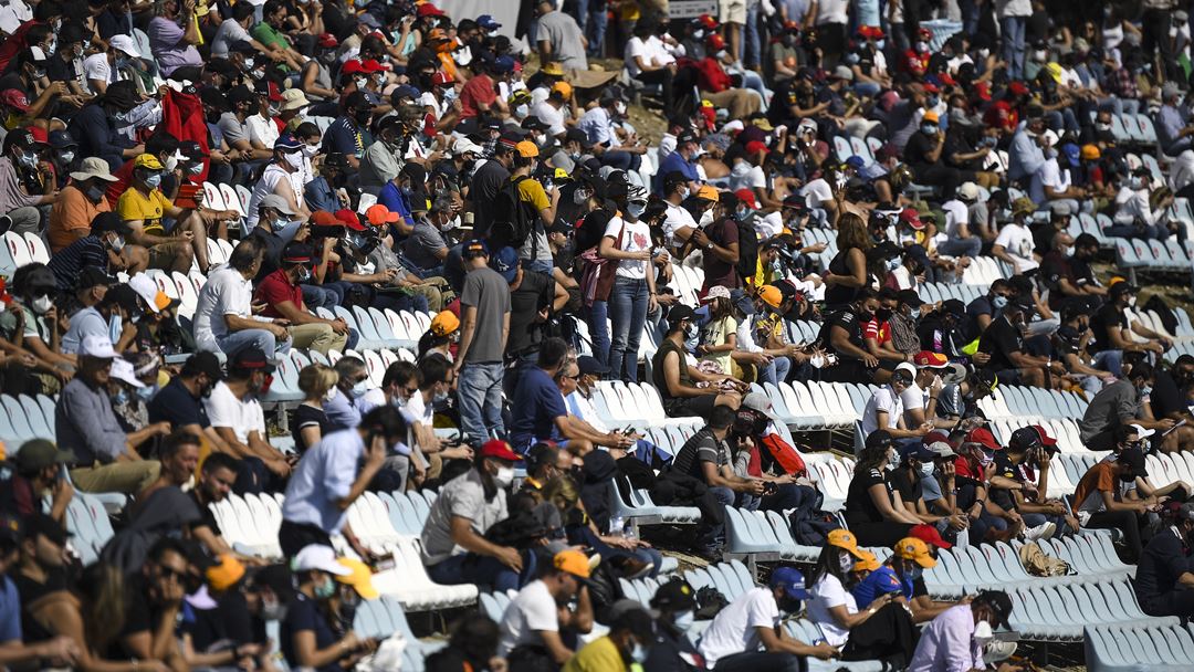 Público do Autódromo Internacional do Algarve, em Portimão, aguarda início da partida. Foto: Jorge Guerrero/EPA