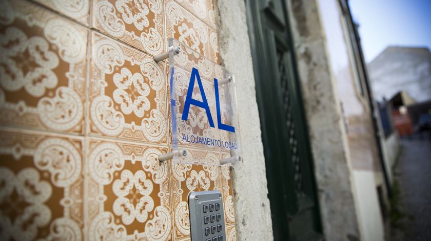 Placas como esta têm-se multiplicado em Lisboa. Foto: Inês Rocha/RR