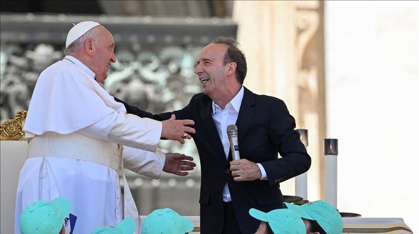 O Papa deixa um rasto de luz, como a Sininho do Peter Pan