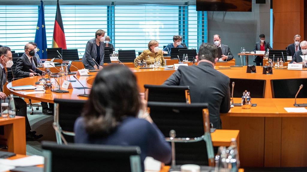 Merkel apela à união para derrotar a vaga de Covid-19 que assola a Alemanha. Foto: Andreas Gora/EPA