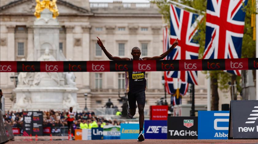 Quenianos vencem maratona de Londres