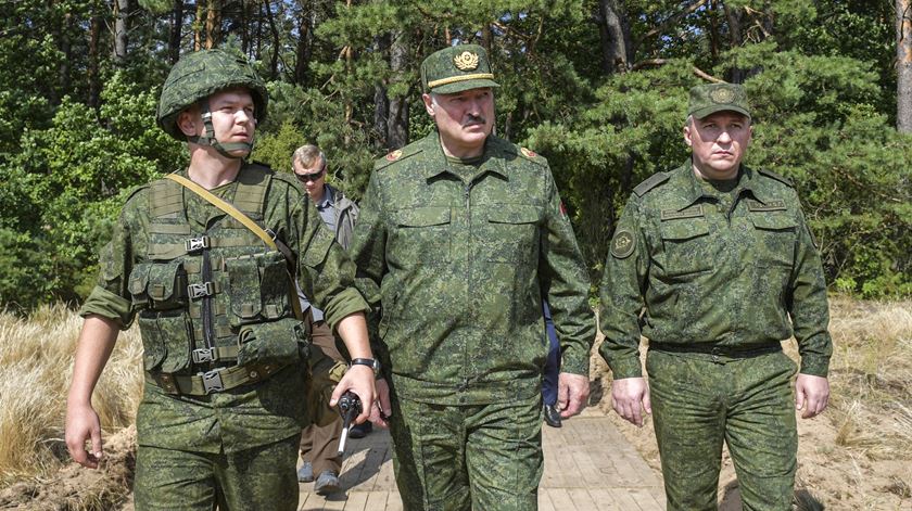 Alexander Lukashenko (ao centro) é Presidente da Bielorrússia há 26 anos. Foto: Andrei Stasevich/EPA