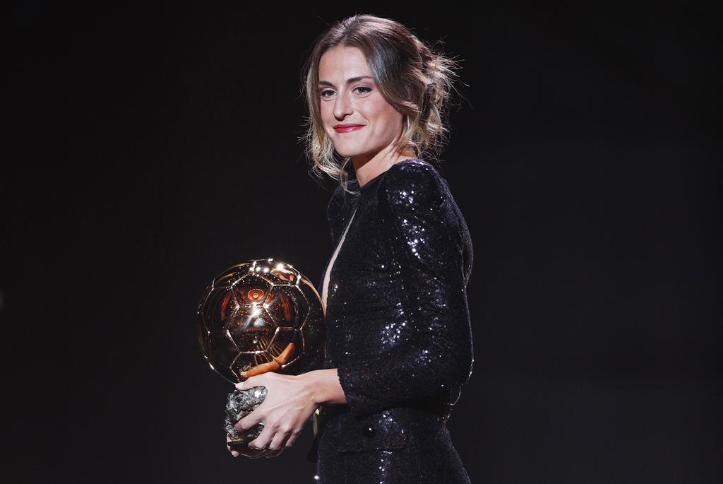 Alexia Putellas leva Bola de Ouro de melhor jogadora do mundo