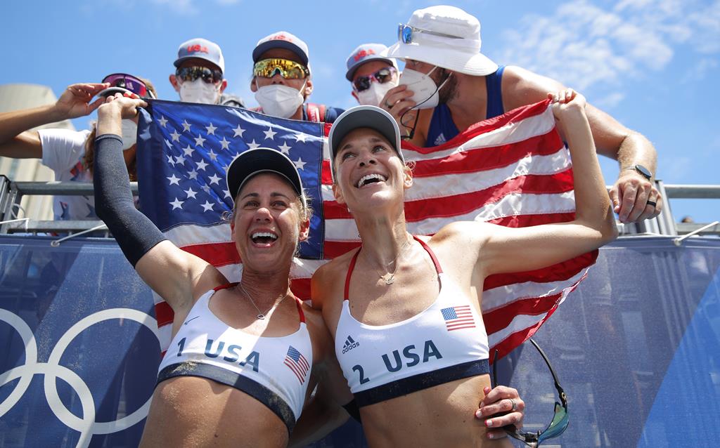 April Ross, à esquerda, conquistou a terceira medalha olímpica consecutiva no voleibol de praia Foto: Wu Hong/EPA