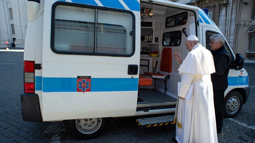 O Papa Francisco abençoa uma das ambulâncias do Vaticano. Foto: Vatican News