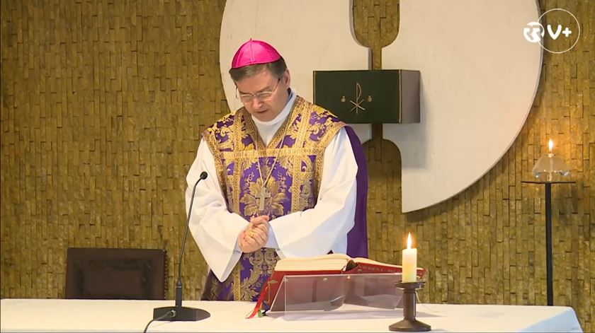 D. Américo Aguiar preside à missa na capela da Renascença, em Lisboa. Foto: YouTube/RR