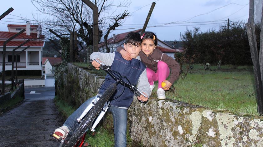 Ammar e Asmaa Abdulsalam com a bicicleta oferecida pela comunidade. Foto: Liliana Carona/RR