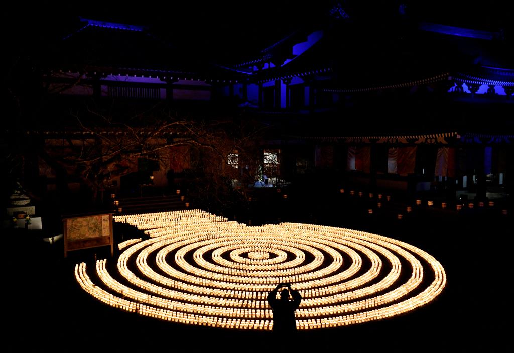 No templo budista Hasedera em Kamakura, no sul de Tóquio, Japão, a passagem de ano foi assinalada com 6.500 velas acesas, que simbolizam o desejo do fim da pandemia. Foto: Kim Kyung-Hoon / Reuters