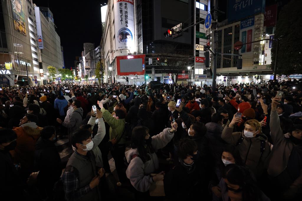 Uma multidão reúne-se em Tóquio para celebrar a passagem de ano. Todas as pessoas usam máscara, uma das medidas ainda em vigor no país. Foto: Koji Ito / Reuters