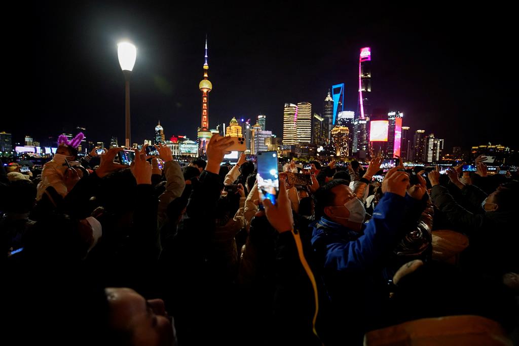 A maioria das pessoas optou por usar máscara durante as celebrações do ano novo, na maior cidade da China. Foto: Aly Song/ Reuters