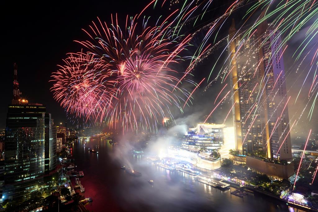 Na Tailândia o fogo de artifício foi lançado sobre o rio Chao Phraya. Foto: Athit Perawongmetha / Reuters