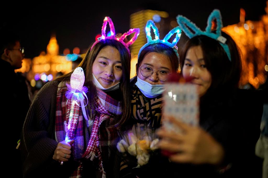 Centenas de pessoas celebraram a entrada em 2022 nas ruas de Xangai. Foto: Aly Song/ Reuters