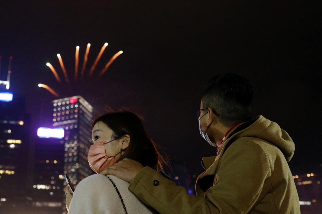 Em Hong Kong as celebrações da passagem de Ano foram contidas, devido ao receio de propagação da nova variante da Covid-19. Foto: Tyrone Siu / Reuters