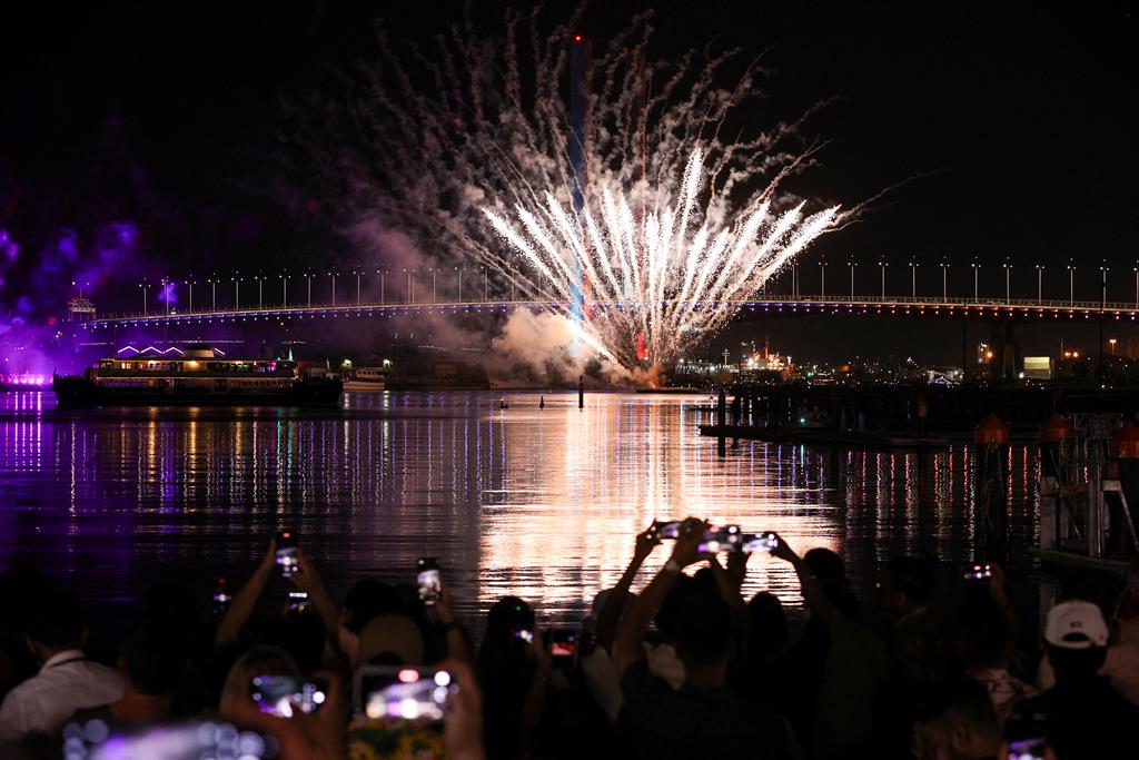 Também em Melbourne, capital do estado australiano de Victoria, várias multidões se juntaram para assistir ao fogo de artíficio, à meia noite (13h00 em Lisboa). Foto: Yuri Smityuk/ Reuters