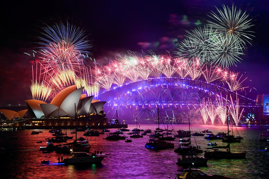 Em Sydney celebrou-se a chegada de 2022 com o habitual fogo de artifício, um dos melhores espetáculos da noite de passagem de ano, de todo o mundo. Foto: Reuters