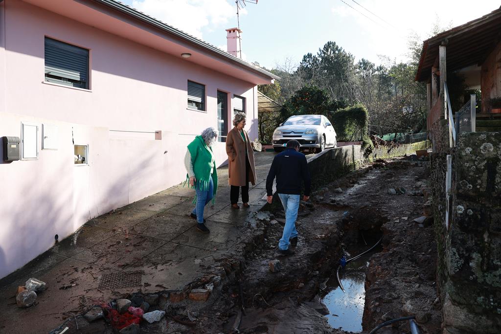 Ministra da Coesão está esta segunda-feira a visitar os municípios mais afetados pelo mau tempo no Alto Minho. Foto: Estela Silva/Lusa