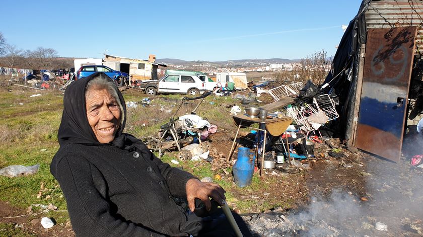 Ana dos Anjos, 80 anos, vive numa barraca rodeada de lixo. Foto: Olímpia Mairos/RR