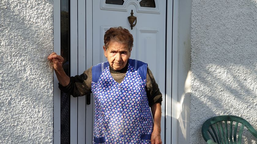 Aos 84 anos de idade, Ana Maria teima em não abandonar a casa que tanto lhe custou a construir há 53 anos. Foto: Olímpia Mairos/ RR