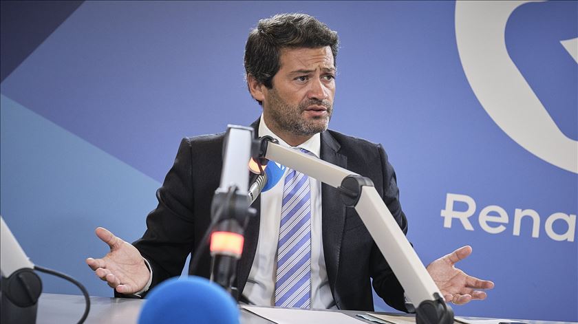 André Ventura, líder do Chega, na entrevista Hora da Verdade (29set2022). Foto: Rui Gaudêncio/Público