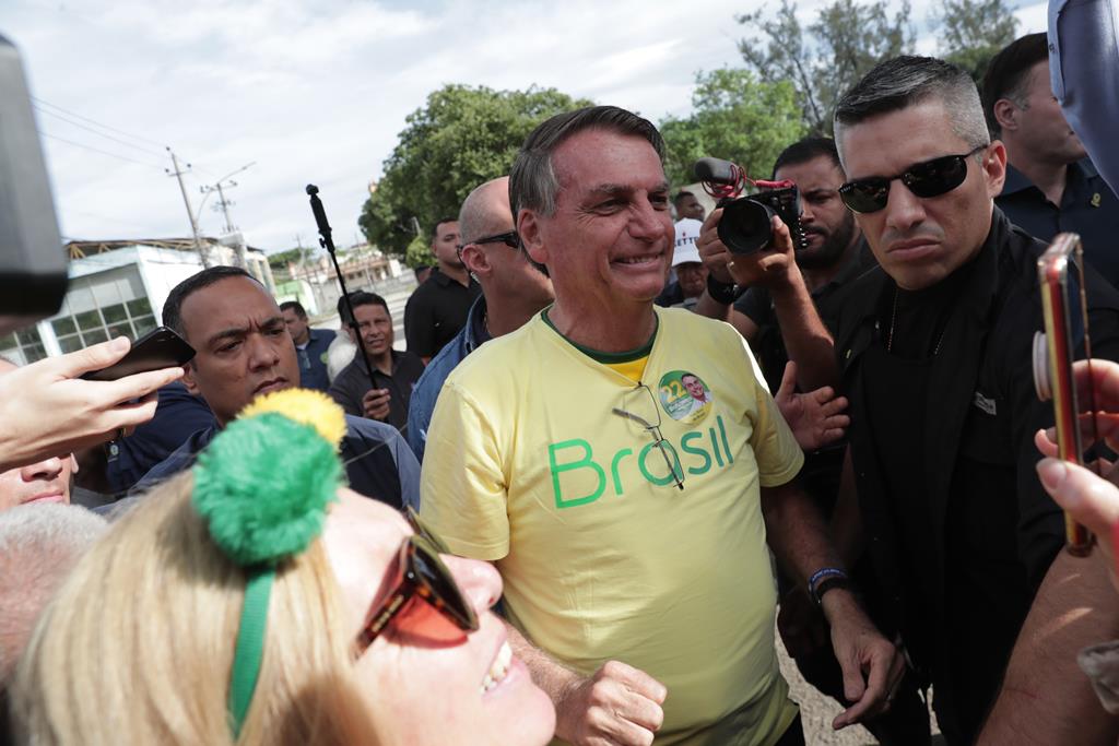 O Presidente do Brasil, Jair Bolsonaro, votou à hora de abertura das secções de voto. Foto: André Coelho/EPA