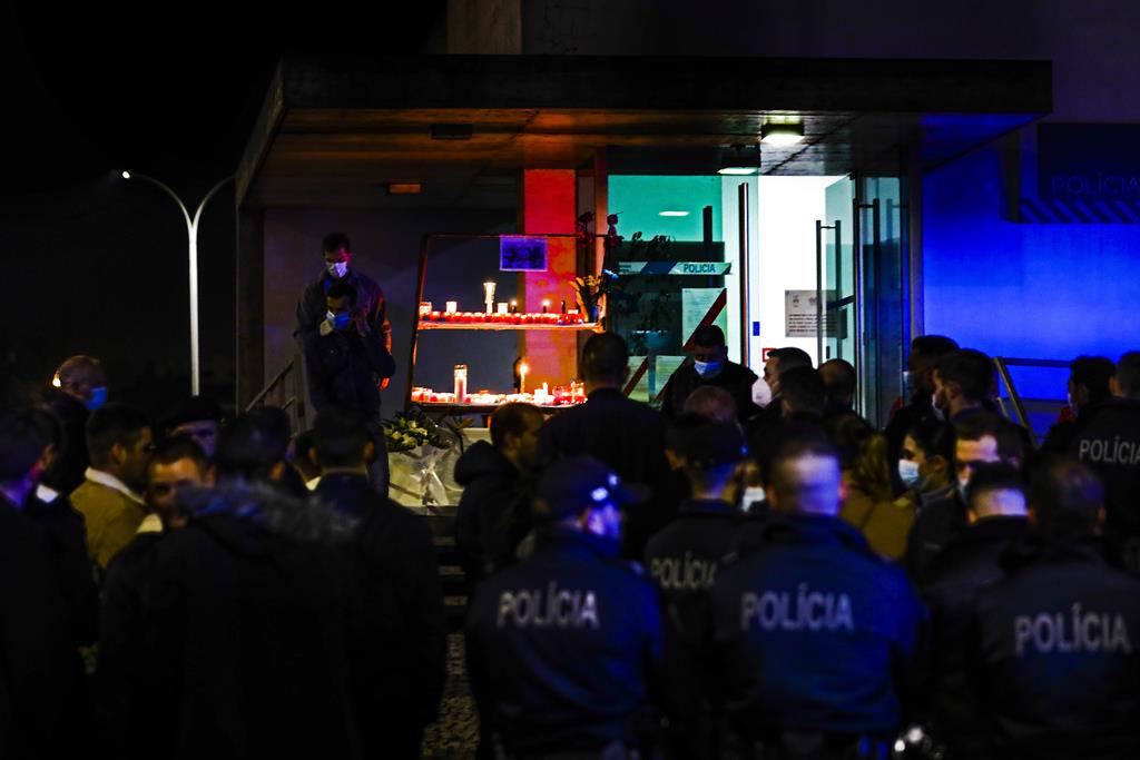 Elementos da Polícia de Segurança Pública homenageiam o agente Fábio Guerra com um minuto de silêncio. Foto: António Cotrim/Lusa