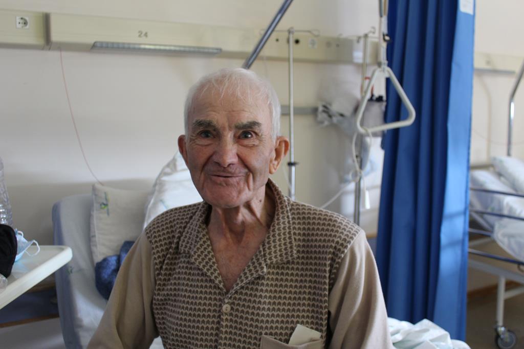 António Mateus tem 92 anos e a operação à bexiga por causa de um tumor maligno não lhe tirou o brilho dos olhos. Foto: Liliana Carona