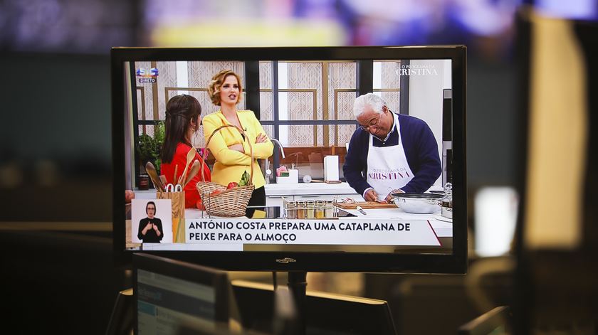  António Costa a cozinhar cataplana no Programa da Cristina. Foto: Joana Bourgard/RR