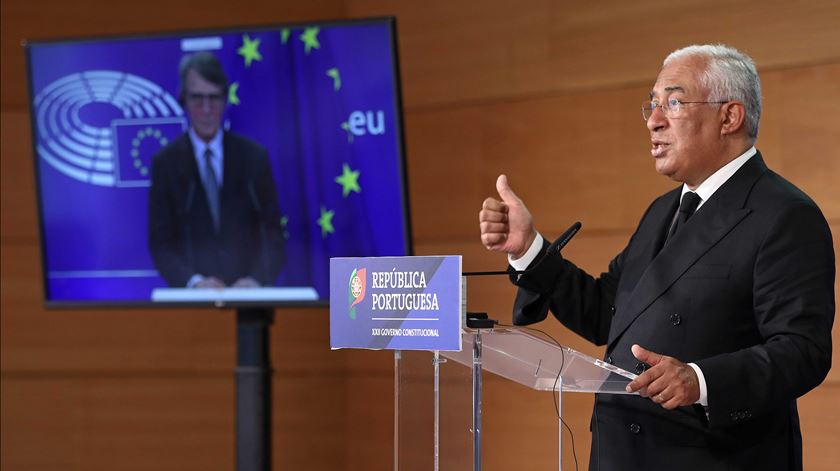António Costa em videoconferência com o presidente do Parlamento Europeu, David Sassoli. Foto: António Pedro Santos/Lusa